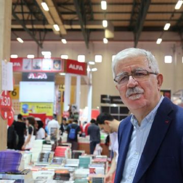 Edebiyat ödülleri ne zaman çağa ayak uyduracak? | Metin Celâl