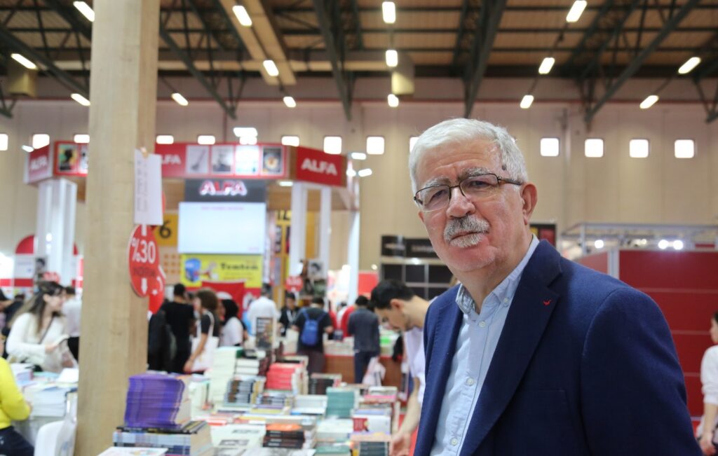 Edebiyat ödülleri ne zaman çağa ayak uyduracak? | Metin Celâl