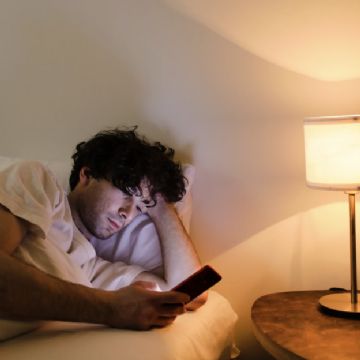 Gece okuma alışkanlığı: Telefon, tablet ve e-kitap okuyucu arasında hangisi daha iyi?